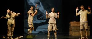 Marina Frenk, Mehmet Yılmaz, Vidina Popov und Tim Freudensprung in „Schlachten“ am Gorki Theater SCHLACHTEN MIT TEXTEN VON Heiner Müller, REGIE Oliver Frljić. C