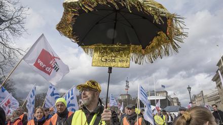 Teilnehmende der Demonstration am Samstag am Brandenburger Tor. 