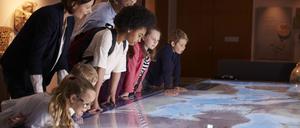 museum,landkarte,schulklasse *** museum,map,school class mmq-t7h,model released, Symbolfoto