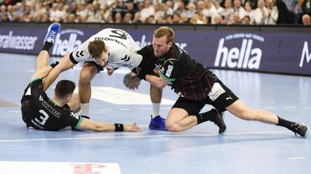 Fabian Wiede (l.) und Max Darj versuchen, Kiels Harald Reinkind mit vereinten Kräften zu stören.