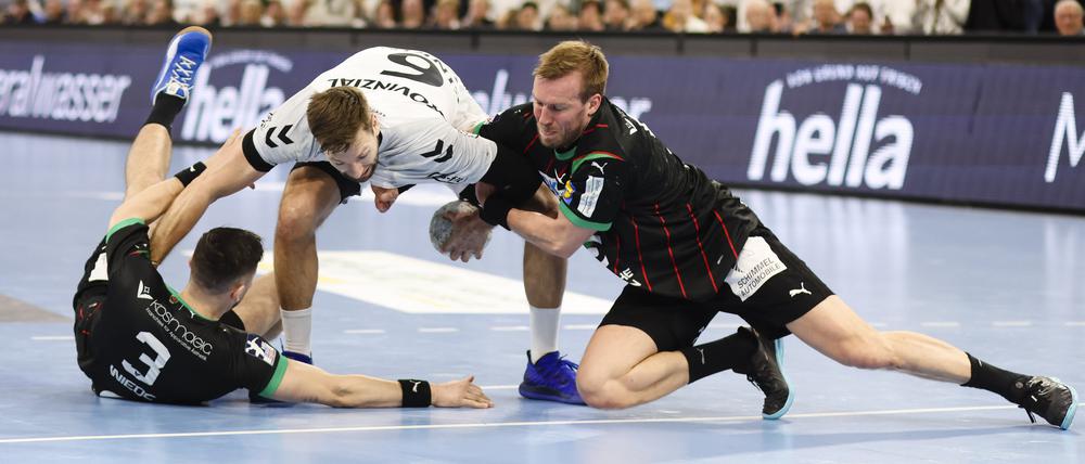 Fabian Wiede (l.) und Max Darj versuchen, Kiels Harald Reinkind mit vereinten Kräften zu stören.