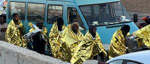 Auf Lampedusa angekommene Flüchtlinge tragen Schutzfolien.