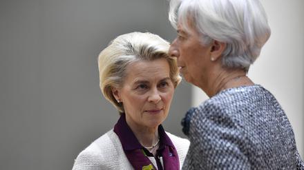 Christine Lagarde (r), Präsidentin der Europäischen Zentralbank, spricht mit Ursula von der Leyen, Präsidentin der Europäischen Kommission, nehmen an einem Treffen am runden Tisch beim EU-Gipfel teil.