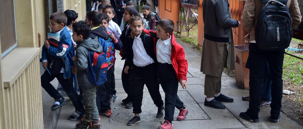 Schuljungen in Kabul gehen zum neuen Schuljahr in Afghanistan zum Unterricht.