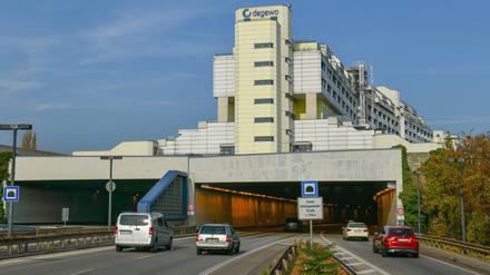 Überbaute Autobahn. Wohnhaus Schlangenbader Straße in Wilmersdorf. 
