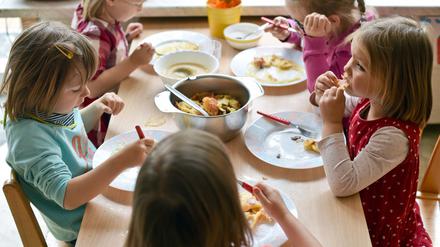 Mädchen und Jungen vom Kindergarten «Matroschka» in Frankfurt (Oder) (Brandenburg) sitzen zum Mittag am 25.06.2014 zusammen und essen Kaiserschmarrn mit Apfelmus und Zucker. Foto: Patrick Pleul/dpa (zu dpa "Statistisches Bundesamt zur Kindertagesbetreuung" vom 14.07.2015) +++(c) dpa - Bildfunk+++