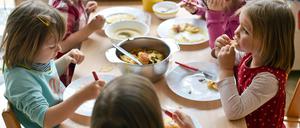 Mädchen und Jungen vom Kindergarten «Matroschka» in Frankfurt (Oder) (Brandenburg) sitzen zum Mittag am 25.06.2014 zusammen und essen Kaiserschmarrn mit Apfelmus und Zucker. Foto: Patrick Pleul/dpa (zu dpa "Statistisches Bundesamt zur Kindertagesbetreuung" vom 14.07.2015) +++(c) dpa - Bildfunk+++