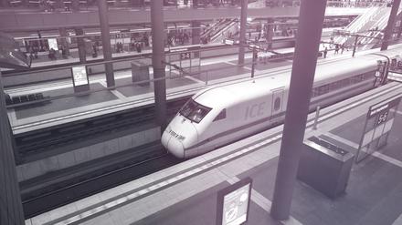 Ein stehender ICE am Berliner Hauptbahnhof.