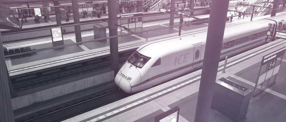 Ein stehender ICE am Berliner Hauptbahnhof.