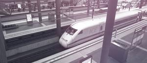 Ein stehender ICE am Berliner Hauptbahnhof.