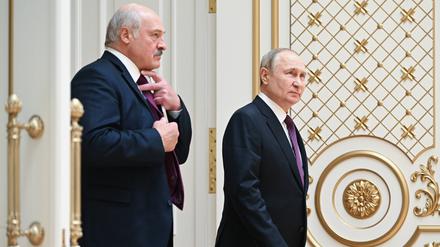 Der belarussische Präsident Alexander Lukaschenko (links) und der russische Präsident Wladimir Putin. 