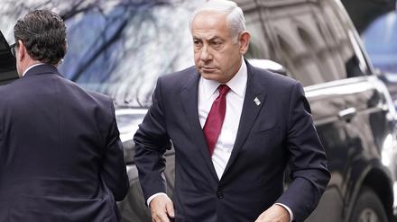 Benjamin Netanjahu, Ministerpräsident von Israel, trifft an der Downing Street für ein Treffen mit dem britischen Premierminister Sunak ein. 