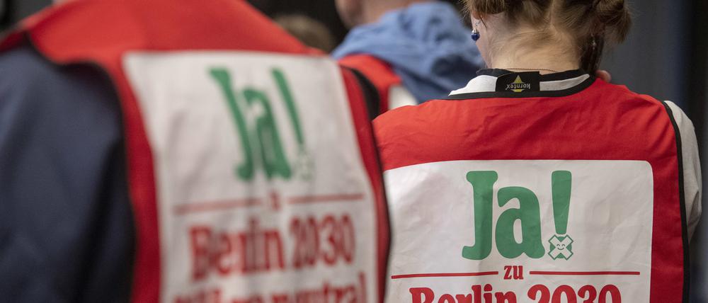 Mitglieder des Bündnisses „Berlin 2030 Klimaneutral“ stehen bei der Wahlparty zum Volksentscheid.