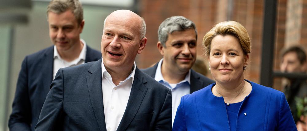 Stefan Evers (CDU), Generalsekretär, Kai Wegner (CDU), Vorsitzender, Raed Saleh, Vorsitzender der SPD Berlin, und Franziska Giffey (SPD), Regierende Bürgermeisterin von Berlin (von links nach rechts).