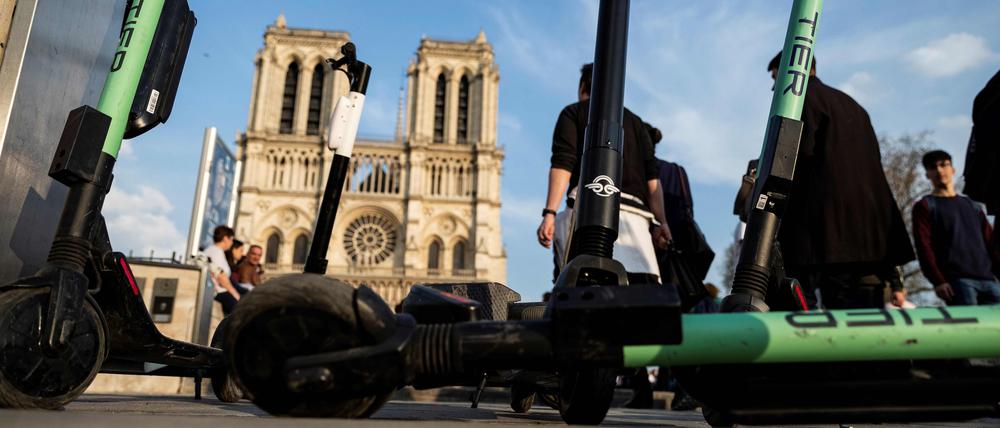E-Scooter vor Notre-Dame in Paris