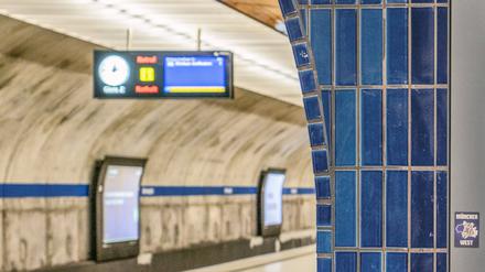 Der Warnstreik im ÖPNV in München am 27. März 2023 betrifft auch U-Bahnen, Züge, und den U-Bahnhof Mariannenplatz.