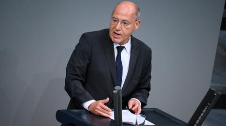 Gregor Gysi (Die Linke) spricht im Deutschen Bundestag.
