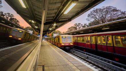 Eine S-Bahn fährt am Morgen am Bahnhof Berlin-Grünau ein.