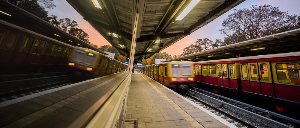 Eine S-Bahn fährt am Morgen am Bahnhof Berlin-Grünau ein.
