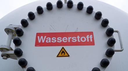 ARCHIV - 09.05.2019, Brandenburg, Prenzlau: Auf einem großen Wasserstoffspeicher auf dem Gelände des Hybridkraftwerks Enertrag ist die Aufschrift «Wasserstoff» zu lesen. Der Anteil erneuerbarer Energien im Verkehr soll in Deutschland bis 2030 auf 28 Prozent steigen - und damit doppelt so hoch sein, wie von der EU vorgesehen. (zu dpa «Bundesregierung: Künftig 28 Prozent erneuerbare Energien im Verkehr») Foto: Monika Skolimowska/zb/dpa +++ dpa-Bildfunk +++