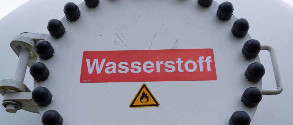 ARCHIV - 09.05.2019, Brandenburg, Prenzlau: Auf einem großen Wasserstoffspeicher auf dem Gelände des Hybridkraftwerks Enertrag ist die Aufschrift «Wasserstoff» zu lesen. Der Anteil erneuerbarer Energien im Verkehr soll in Deutschland bis 2030 auf 28 Prozent steigen - und damit doppelt so hoch sein, wie von der EU vorgesehen. (zu dpa «Bundesregierung: Künftig 28 Prozent erneuerbare Energien im Verkehr») Foto: Monika Skolimowska/zb/dpa +++ dpa-Bildfunk +++