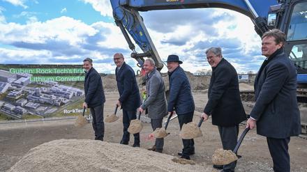 Symbolischer Spatenstich in Guben. Von links nach rechts: Steffen Kammradt, Geschäftsführer der Wirtschaftsförderung Brandenburg (WFBB), Dietmar Woidke (SPD), Ministerpräsident des Landes Brandenburg, Dirk Harbecke, CEO von Rock Tech, Fred Mahro (CDU), Bürgermeister der Stadt Guben, Jörg Steinbach (SPD), Wirtschaftsminister von Brandenburg und Markus Schäfer, Mitglied des Vorstands der Mercedes-Benz Group AG.