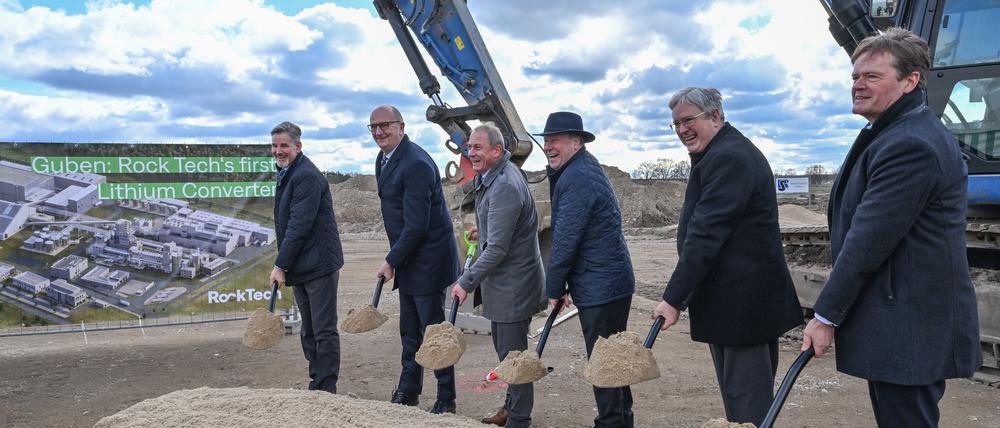 Symbolischer Spatenstich in Guben. Von links nach rechts: Steffen Kammradt, Geschäftsführer der Wirtschaftsförderung Brandenburg (WFBB), Dietmar Woidke (SPD), Ministerpräsident des Landes Brandenburg, Dirk Harbecke, CEO von Rock Tech, Fred Mahro (CDU), Bürgermeister der Stadt Guben, Jörg Steinbach (SPD), Wirtschaftsminister von Brandenburg und Markus Schäfer, Mitglied des Vorstands der Mercedes-Benz Group AG.