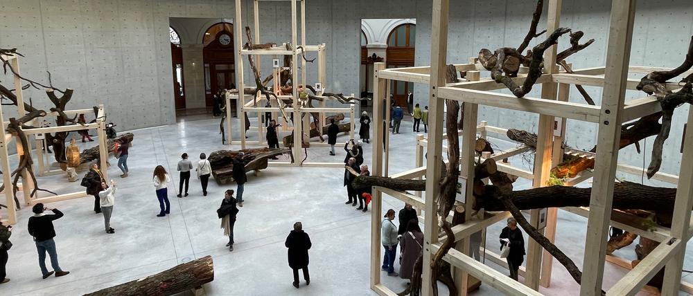 Filigranes Bauwerk: Danh Vos Installation „Tropeaolum“ in der Rotunde der Bourse du Commerce.