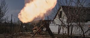 Ukrainische Soldaten feuern einen Mörser ab auf russische Stellungen an der Frontlinie bei Bachmut.