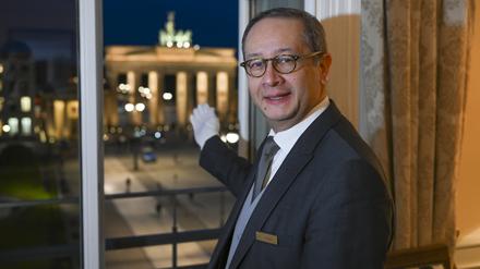 Butler Ricardo Dürner steht in der Royal Suite im Hotel Adlon und präsentiert den Ausblick auf das Brandenburger Tor.