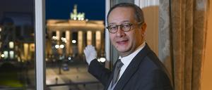 Butler Ricardo Dürner steht in der Royal Suite im Hotel Adlon und präsentiert den Ausblick auf das Brandenburger Tor.