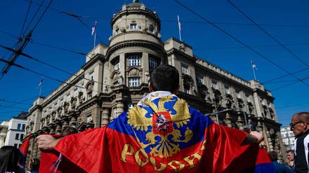 Nationalismus und Traum vom starken Mann – das Schicksal Südosteuropas? Hier ein Demonstrant mit serbischer Flagge in Belgrad.