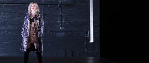 Vamp, Diva, Berliner Göre: Katharine Mehrling beim Liederabend „...und mit morgen könnt ihr mich!“, szenisch eingerichtet von Barrie Kosky.