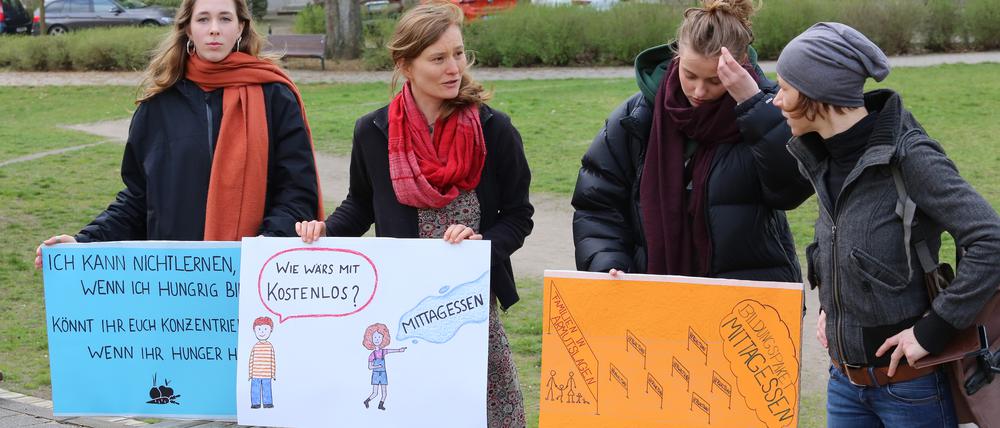 Awo-Mitarbeiterinnen hatten beim Besuch von Bundeskanzler Olaf Scholz (SPD) im Schlaatz auf die hungernden Kinder aufmerksam gemacht und ein kostenloses Schulessen gefordert.