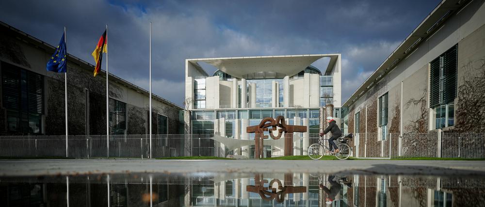 27.03.2023, Berlin: Das Bundeskanzleramt wird von der Sonne am Morgen unter dunklen Wolken angestrahlt. Seit dem 26.03.2022 tagen hier die Spitzenvertreter von SPD, Bündnis 90/Die Grünen und FDP und beraten verschiedene Themen im Koalitionsausschuss der Ampelregierung. Foto: Kay Nietfeld/dpa +++ dpa-Bildfunk +++