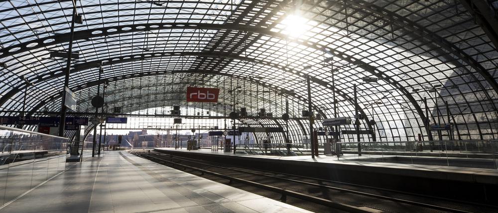 Leere Bahnsteige am Berliner Hauptbahnhof.