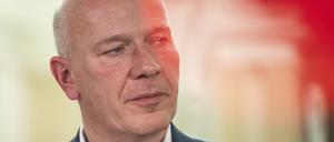 Kai Wegner (CDU), Vorsitzender, steht nach Koalitionsverhandlungen von CDU und SPD nach den Wahlen zum Berliner Abgeordnetenhaus bei einem Statement.