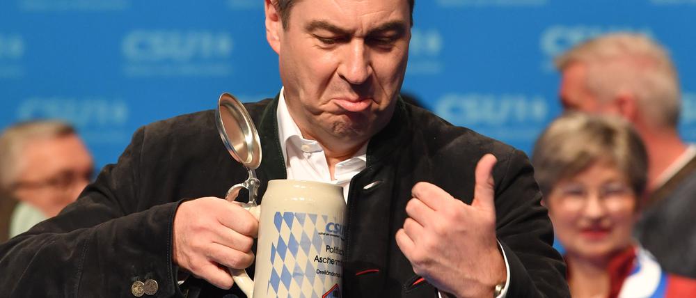 Markus Söder, hier mit bayerischem Bier. 