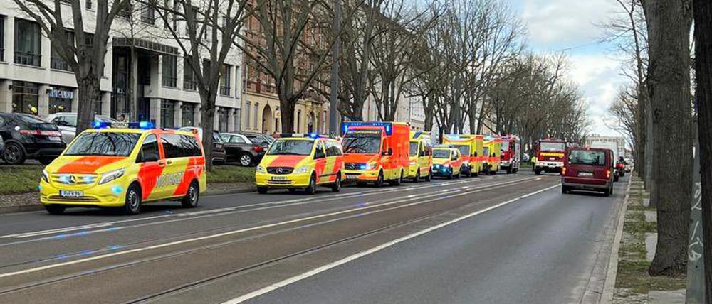 Großeinsatz von Feuerwehr und Rettungsdienst nach Chlorgasaustritt in Potsdam.