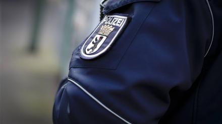 Emblem der Berliner Polizei auf der Jacke eines Polizeibeamten, Symbolbild.