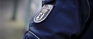 Emblem der Berliner Polizei auf der Jacke eines Polizeibeamten, Symbolbild.