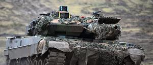 Die ukrainischen Streitkräfte haben aus Deutschland 18 moderne Kampfpanzer Leopard 2A6 für die Abwehr des russischen Angriffs auf ihr Land erhalten. 