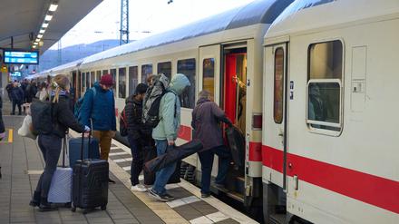 Reisende steigen am Bahnhof Koblenz in einen Zug.