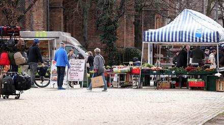 Der Wochenmarkt auf dem Bassinplatz.
