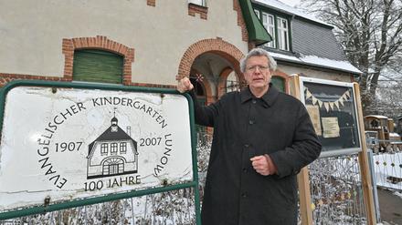 Thomas Berg, Pfarrer, steht vor dem Evangelischen Kindergarten Lunow.