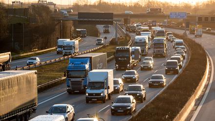 Zahlreiche Fahrzeuge fahren am Morgen über die Autobahn A1.