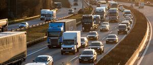 Zahlreiche Fahrzeuge fahren am Morgen über die Autobahn A1.