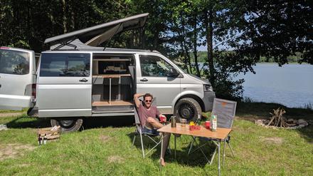 Dirk Fehse vor seinem Camper „Paul“.