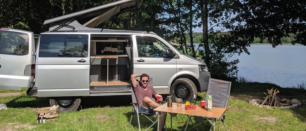 Dirk Fehse vor seinem Camper „Paul“.