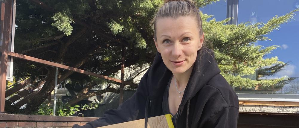 Viktoria Günther mit einem der vielen Pakete, die gesammelt hat für die Menschen in der Ukraine.